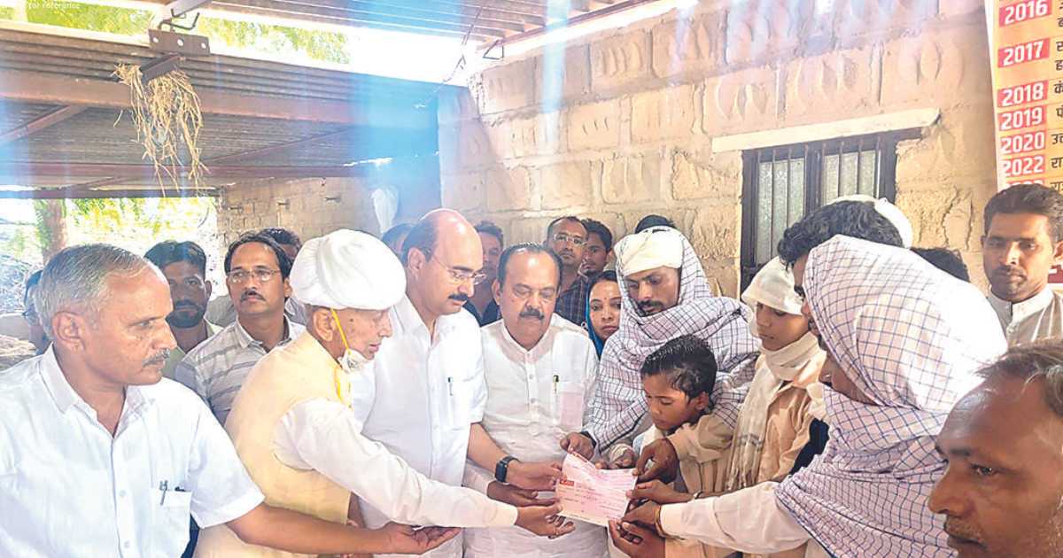 INDRA MEGHWAL’S FAMILY GETS Rs 20-L CHEQUE FROM RAJ CONG
